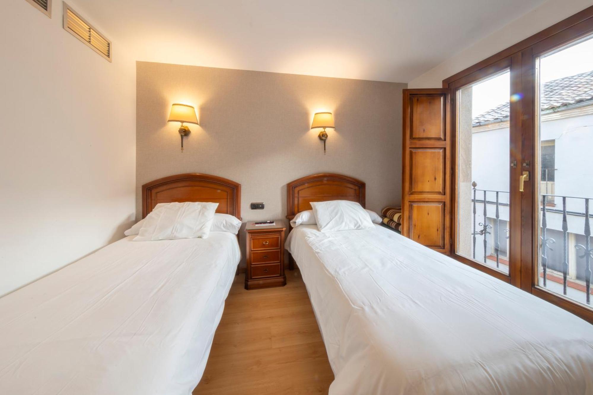 Hostal Sin Recep24H Puerta De La Villa - Pet Friendly & Restaurante Almazán Eksteriør billede