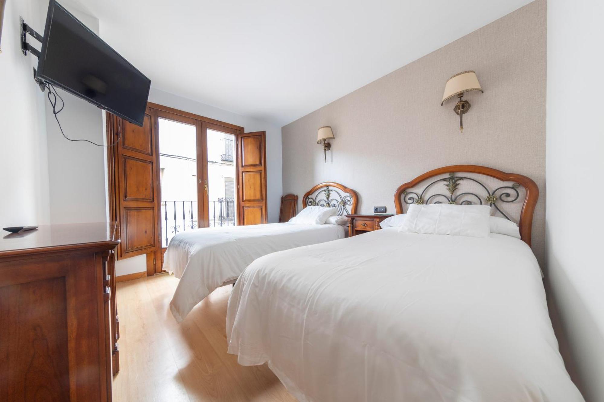 Hostal Sin Recep24H Puerta De La Villa - Pet Friendly & Restaurante Almazán Eksteriør billede