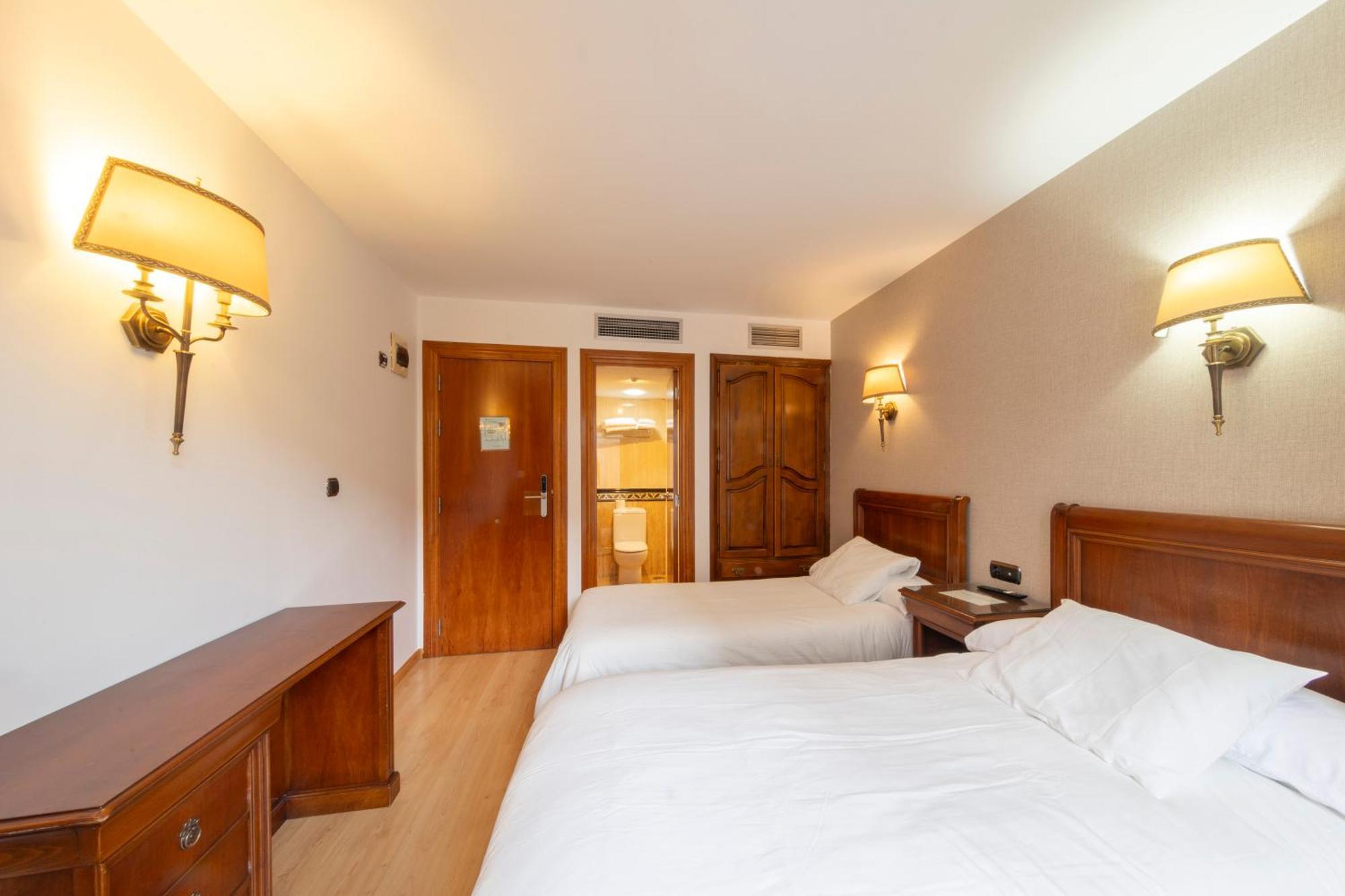 Hostal Sin Recep24H Puerta De La Villa - Pet Friendly & Restaurante Almazán Eksteriør billede